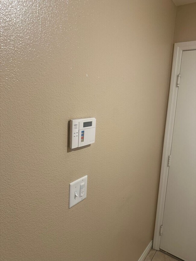 Building Photo - NW!! Single Story Home!! No Carpet!! Pot S...
