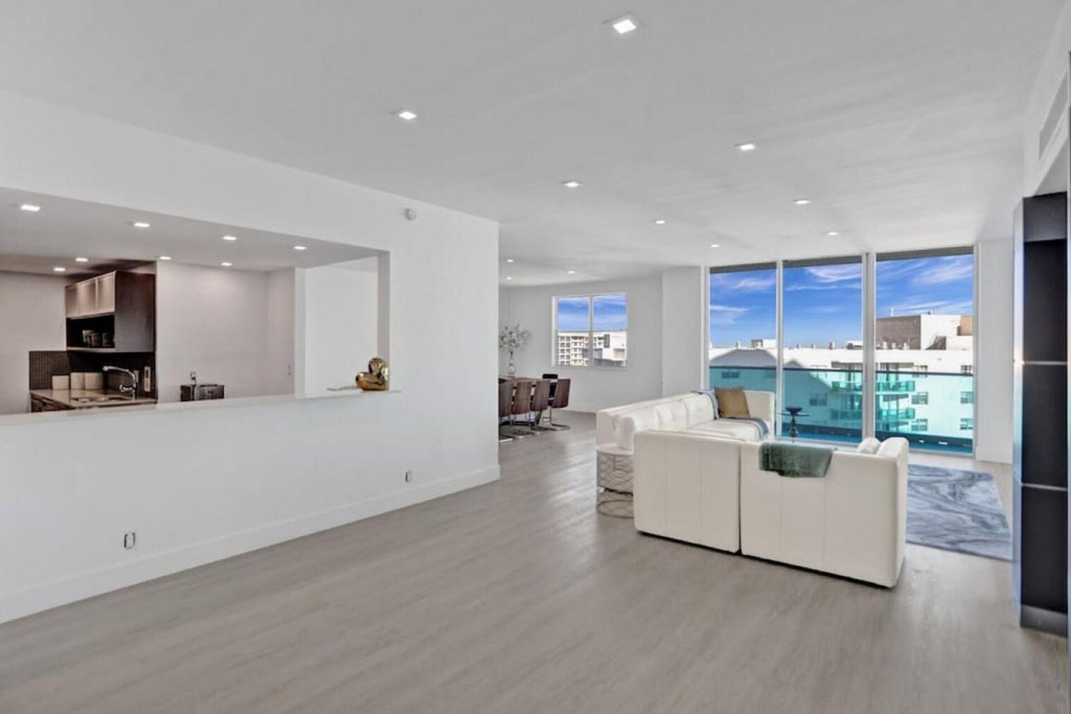 Building Photo - 4001 S Ocean Dr