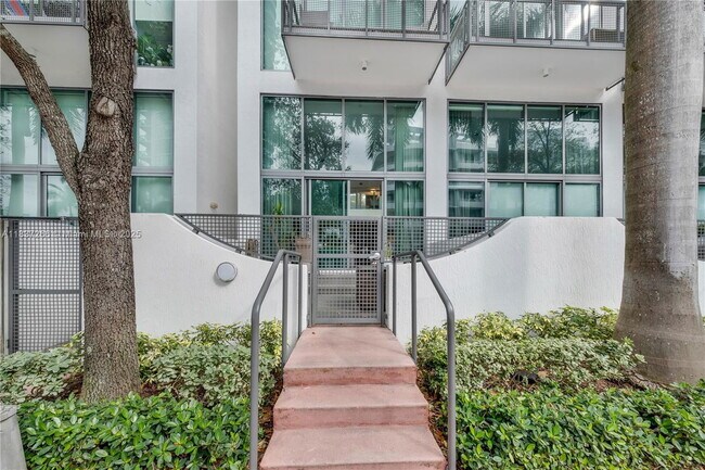 Building Photo - 6000 Collins Ave