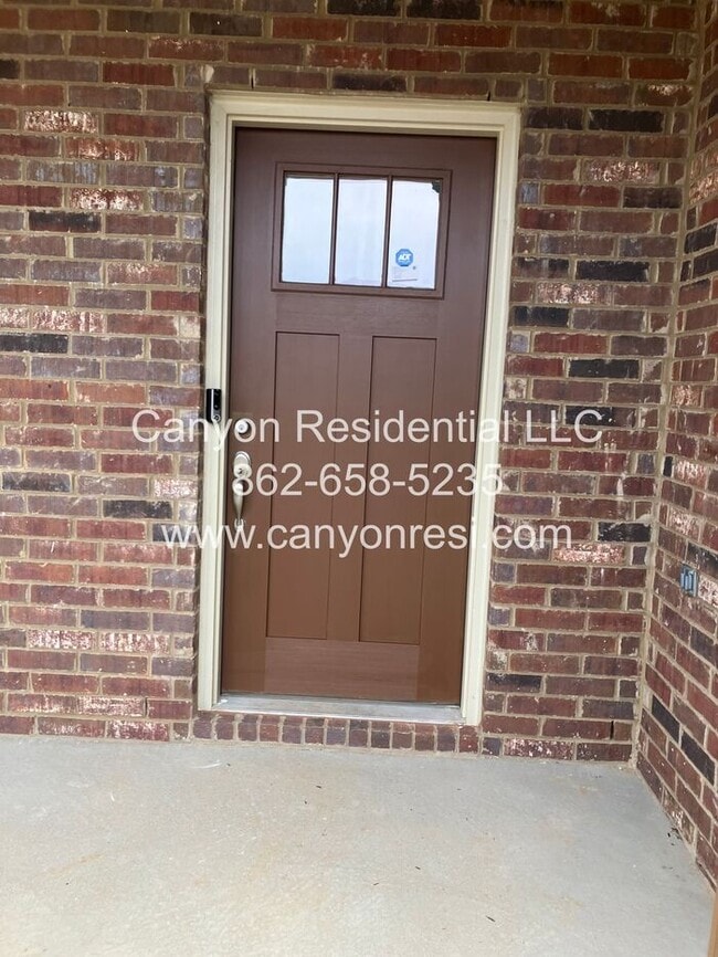 Building Photo - Welcome to this spacious 4-bedroom, 2.5-bathroom !