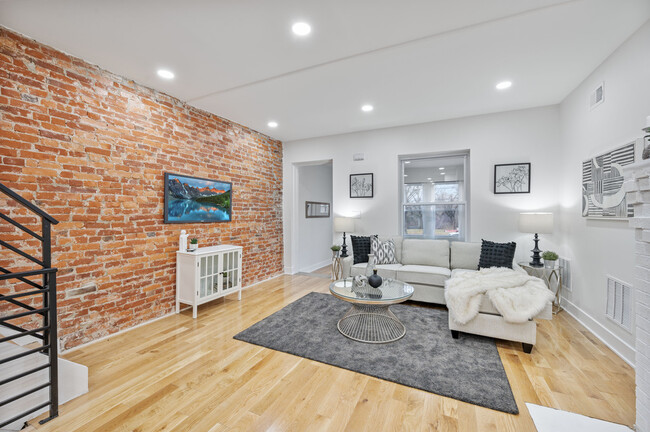 Building Photo - 1135 S 61st St