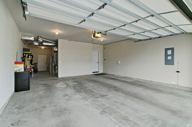 Building Photo - 6777 E Warm Springs Ave