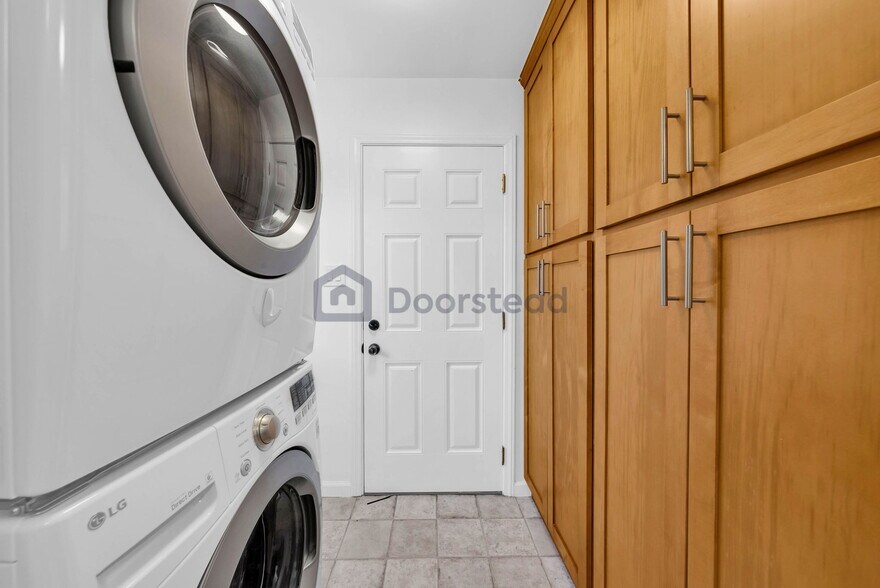 Building Photo - 2448 Pioneer Ave