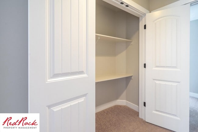 Building Photo - 4 Bedroom Spacious St. George Home with Large Backyard