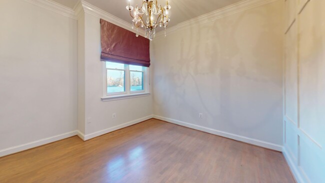 Building Photo - Top Floor Logan Circle Two Bedroom Apartme...