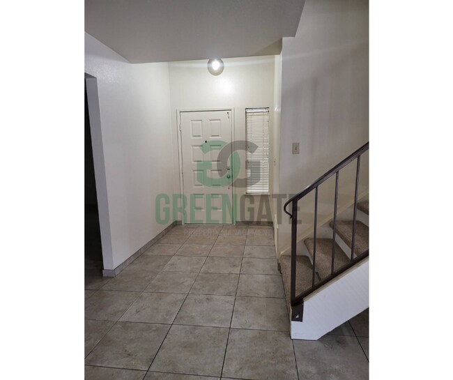 Building Photo - 2428 Woodvale Dr