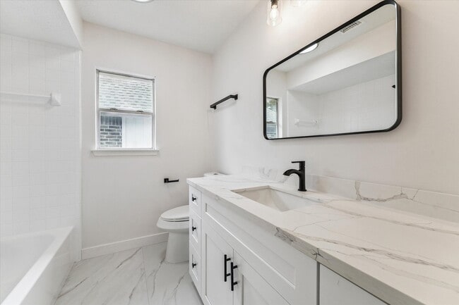 Building Photo - 14710 James River Ln