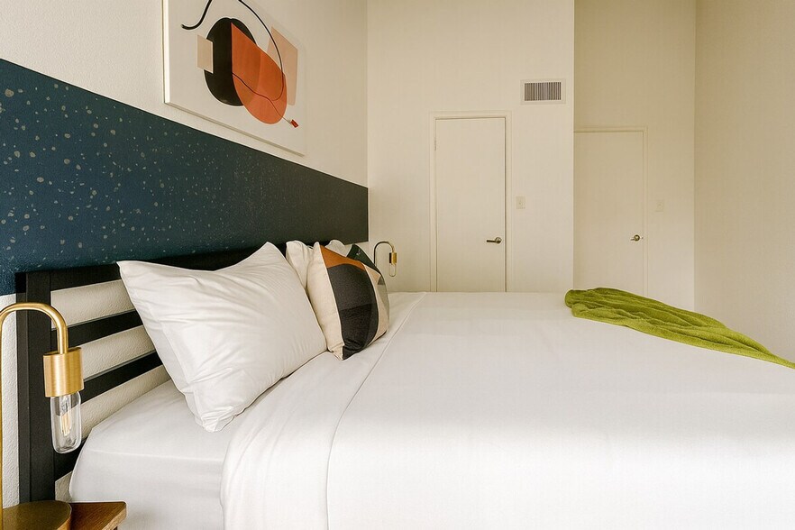 Building Photo - 1040 Clayton Ln