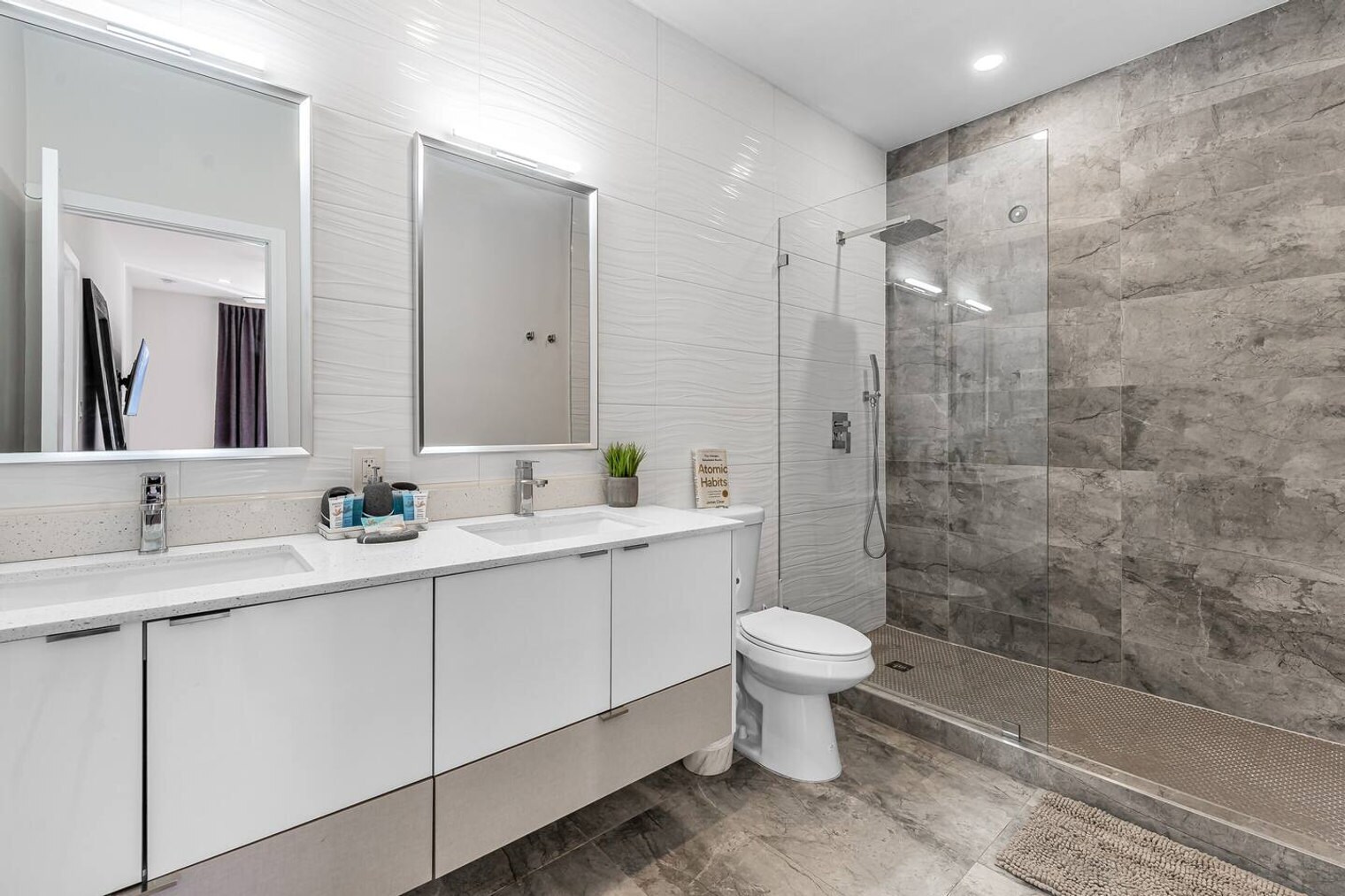 Building Photo - 828 SW 14th Ct