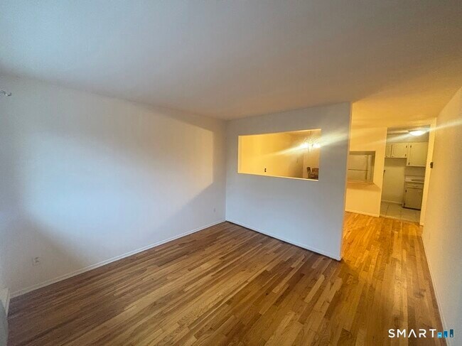 Building Photo - 637 Cove Rd