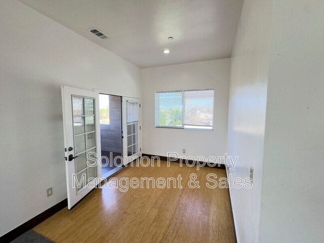 Building Photo - 2030 Broadway St