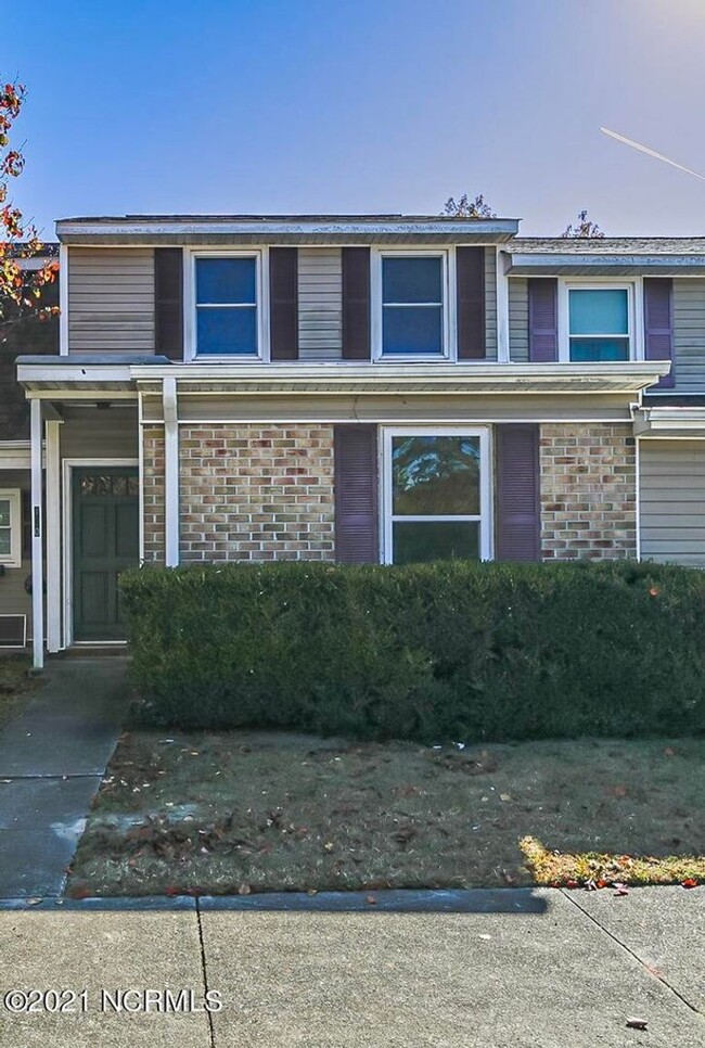 Primary Photo - Townhouse with neighborhood pool and tenni...