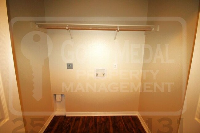 Building Photo - Discover comfort and convenience in this w...