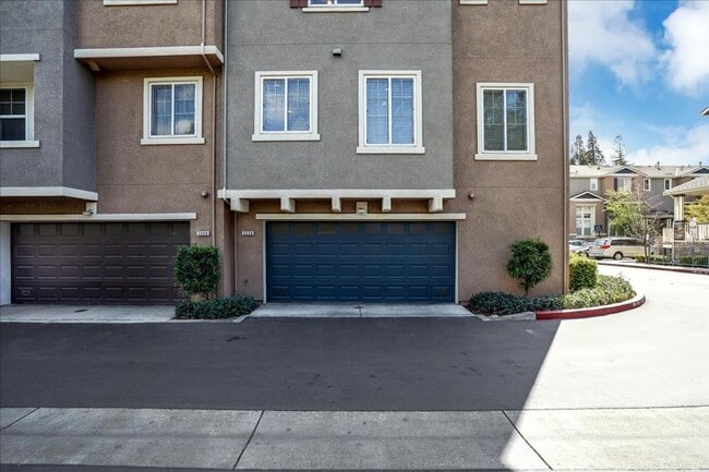Building Photo - COMING SOON! | $3,700 / 3BR GORGEOUS CENTRAL FREMONT TOWNHOME IN PARKMONT | Photos shown are of a...