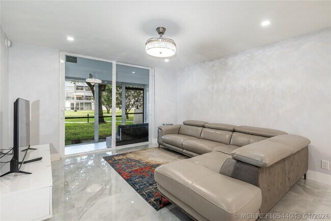 Building Photo - 9523 S Hollybrook Lake Dr