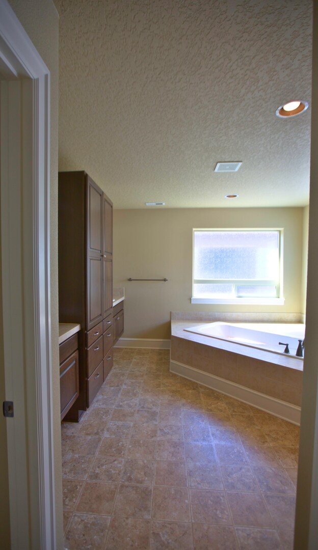 Building Photo - King City 3 Bedroom Plus Den available now !