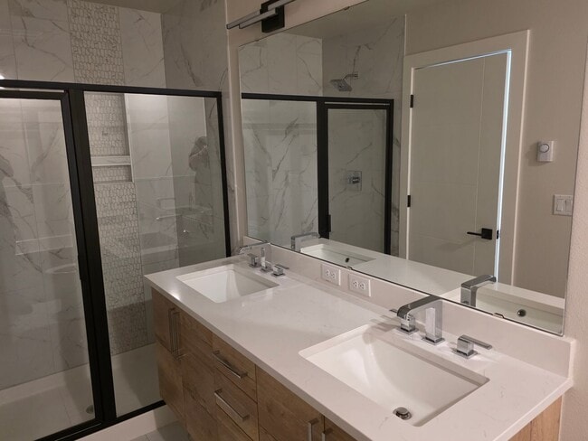 Building Photo - Beautiful New Townhouse 4BD Bothell