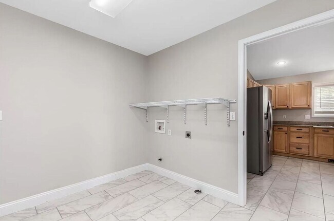 Building Photo - 5 Bedroom Home Located in Waynesville, MO!