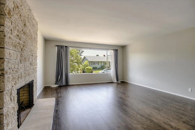 Building Photo - Charming San Mateo Home in a Quiet Countryside Neighborhood