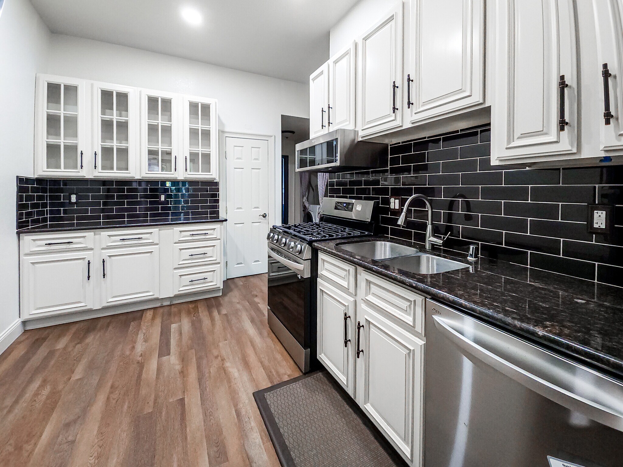 Kitchen - 882 Wood St