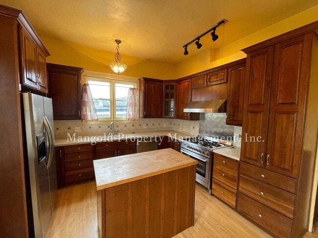 Building Photo - Beautiful Victorian Style 3-Bedroom Home C...
