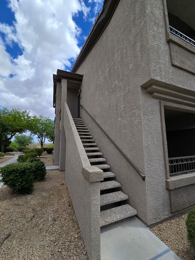 Building Photo - A Charming 3 Bedroom upstairs unit in NW L...