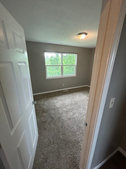 Master bed - 1675 Crystal Heights Rd