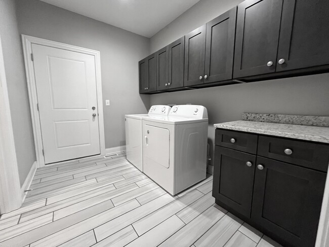 Building Photo - 855 Meadow Ln