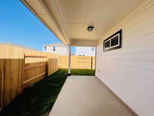 Building Photo - 200 Living Reef Dr