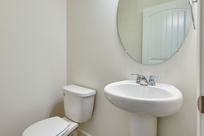 Building Photo - 9810 Glenmore Ln