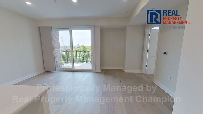 Building Photo - Luxury Condo with Water Views in Heart of Wilmington