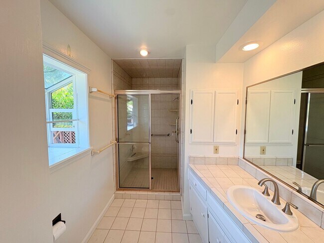 Building Photo - 3057 Carleton Pl