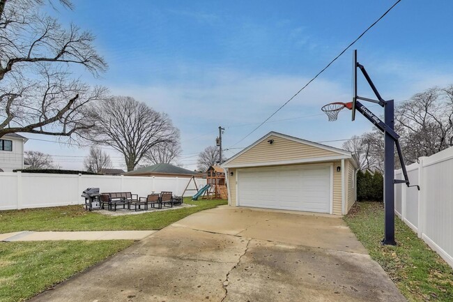 Building Photo - 710 S Hawthorne Ave