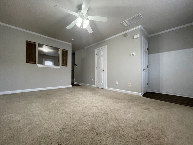 Building Photo - Splendid on Springwood