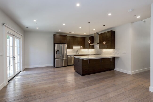 Building Photo - 2 Bed / 2.5 Bath Luxurious townhome near d...