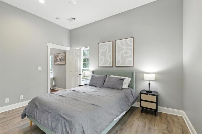 Building Photo - North Thomas 472-492