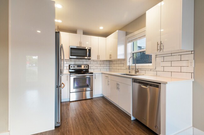 Building Photo - Newly Renovated and Modern 2BR Apartments in Columbia City