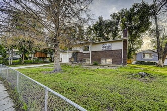 Building Photo - Charming 4-Bed Home with Bonus Room, Firep...