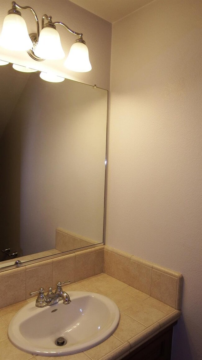 Building Photo - 3658 Vermont Ln