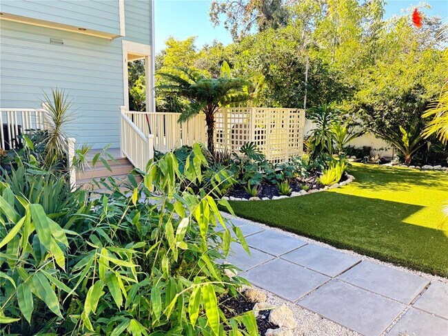 Building Photo - 324 Julia Pl