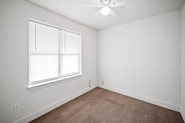 Building Photo - 635 E Azalea Ave