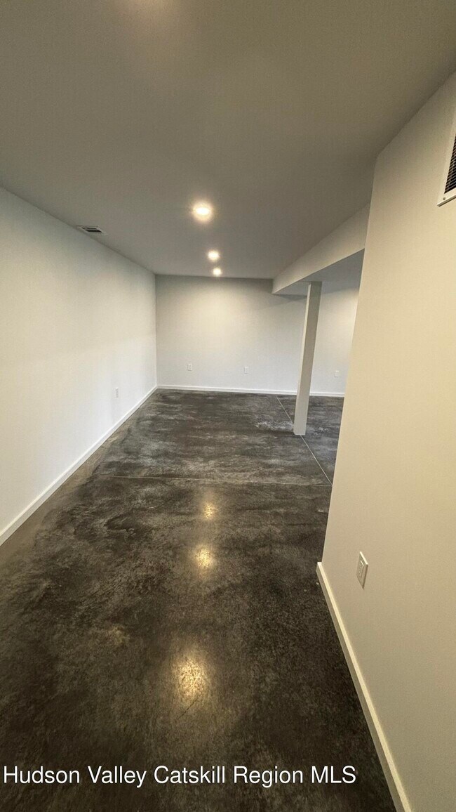 Building Photo - 13 Regal Rd