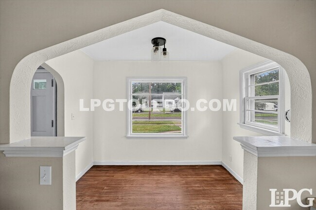 Building Photo - 3540 Bellevue Rd