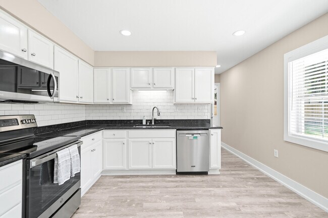 Building Photo - 942 Rue De Palms