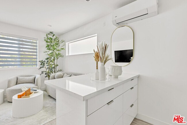 Building Photo - 7076 Park Manor Ave