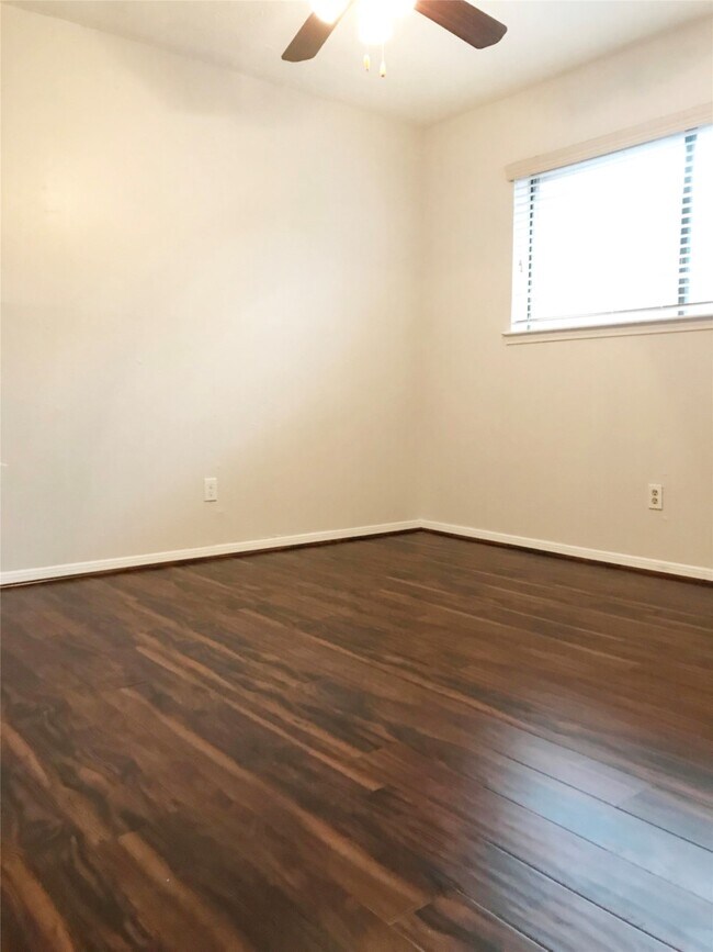 Building Photo - 10118 Sageglow Dr