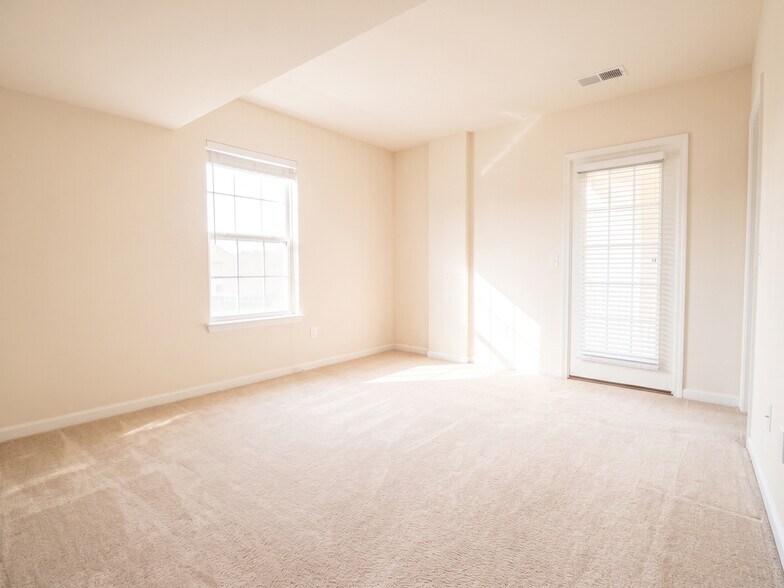 Building Photo - 4255 Talmadge Cir