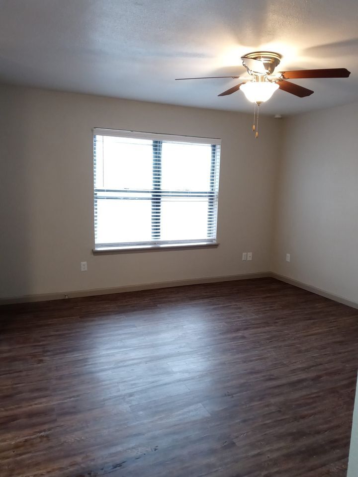 Living Area - Oak Forest Apartments