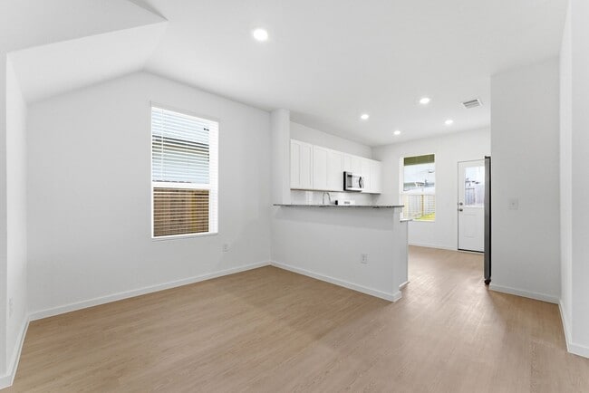 Building Photo - 26017 Hampshire Dr