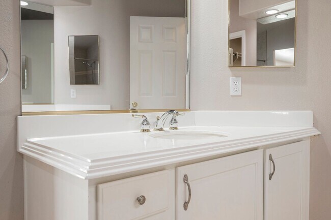 Building Photo - Beautiful Home in a Guard Gated Community